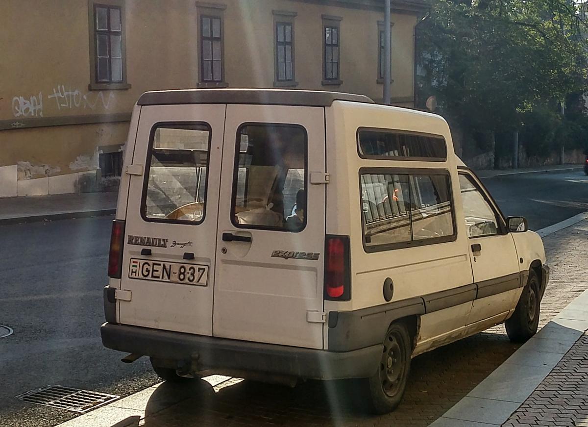 Rückansicht: Renault Express in Pécs, Ungarn (Oktober, 2019).