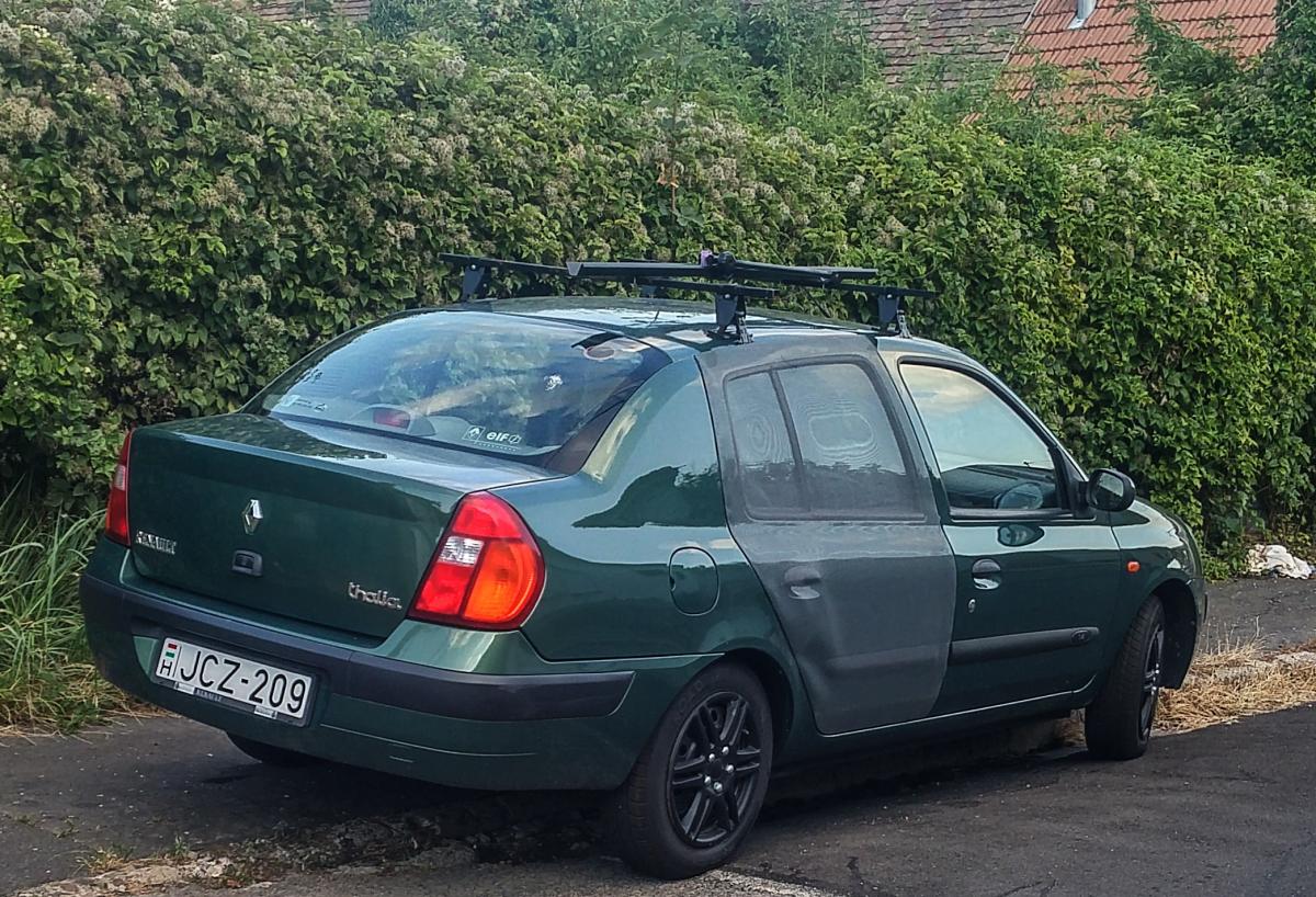 Rückansicht: Renault Thalia. Ist es ein Türschutzmaterial an der hinteren rechten Tür? Foto: Sommer, 2019, Pécs-HU.