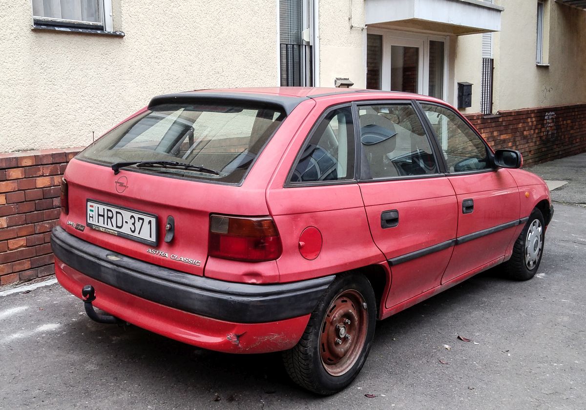 Rückansicht: roter Opel Astra F. Foto: 11.2020.