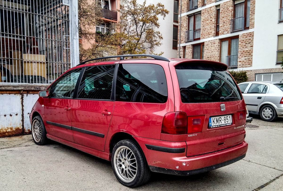 Rückansicht: roter Seat Alhambra Mk1 (Rojo Jupiter Farbe). Aufnahme: November 2020.