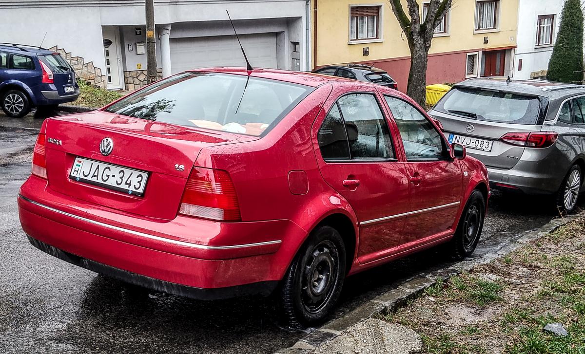Rückansicht: Roter VW Bora 1.6, gesehen in Februar 2020.