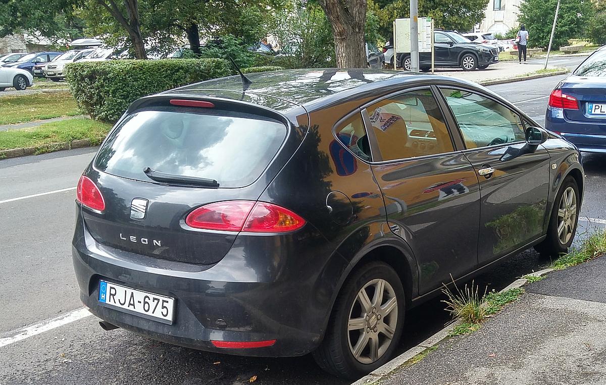 Rückansicht: Seat Leon Mk2, gesehen in Pécs, Sommer, 2019