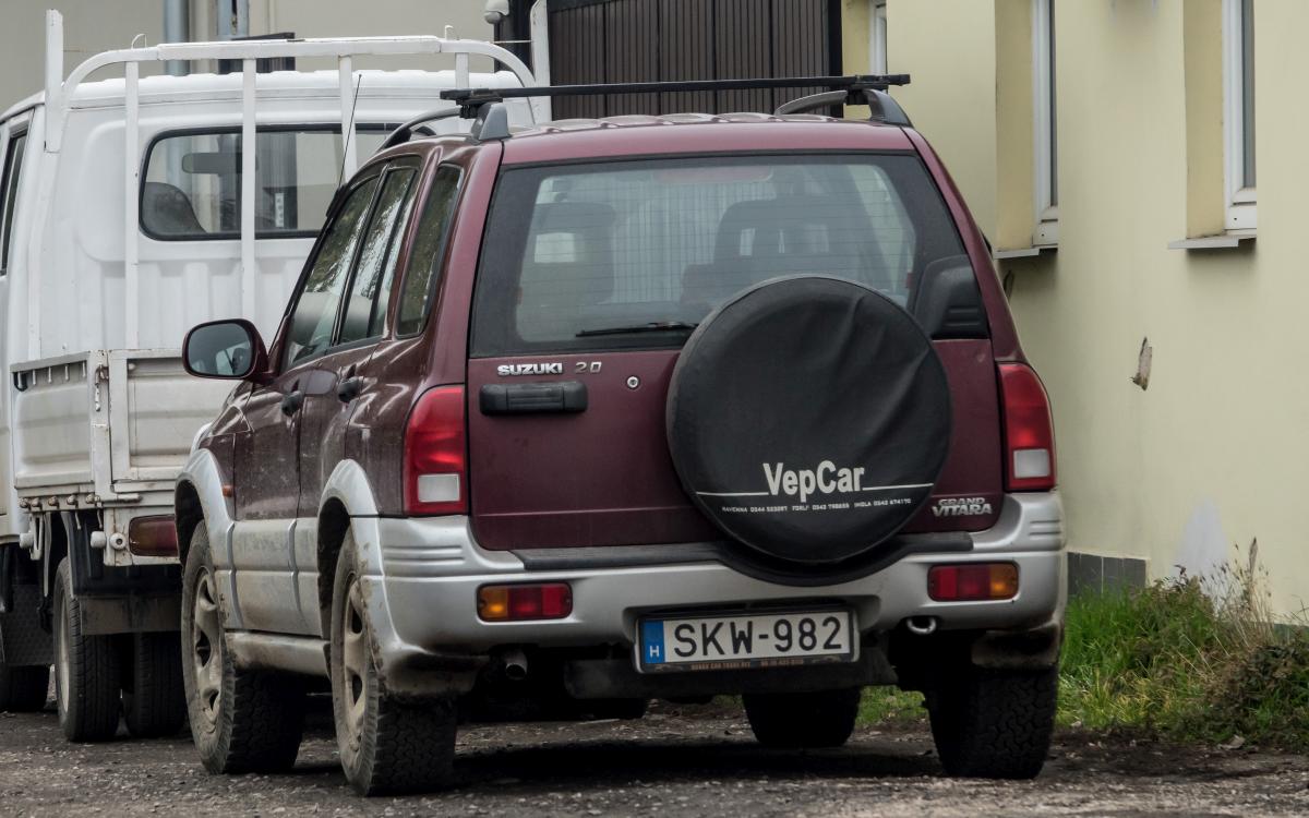 Rückansicht: Suzuki Grand Vitara aus 2001. Foto: 12.2020.