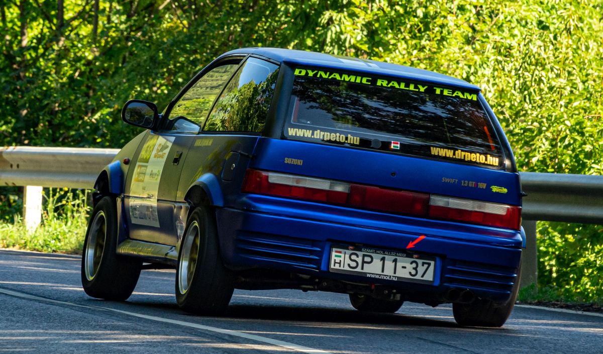 Rückansicht: Suzuki Swift mk2 Rallye. Aufnahme: Bergrennen Pécs, 09.2021.
