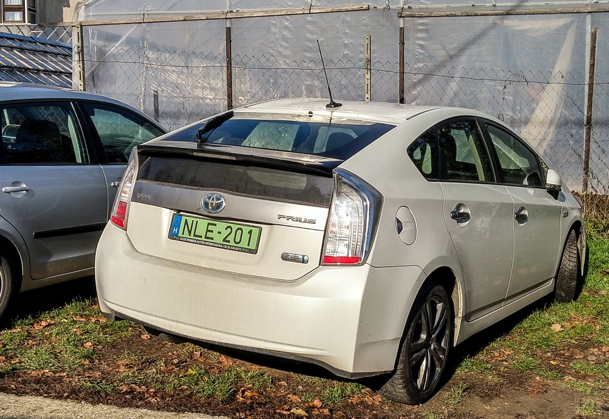 Rückansicht: Toyota Prius Plugin Hybrid auf dem Basis der Prius III, gesehen in 11.2020.