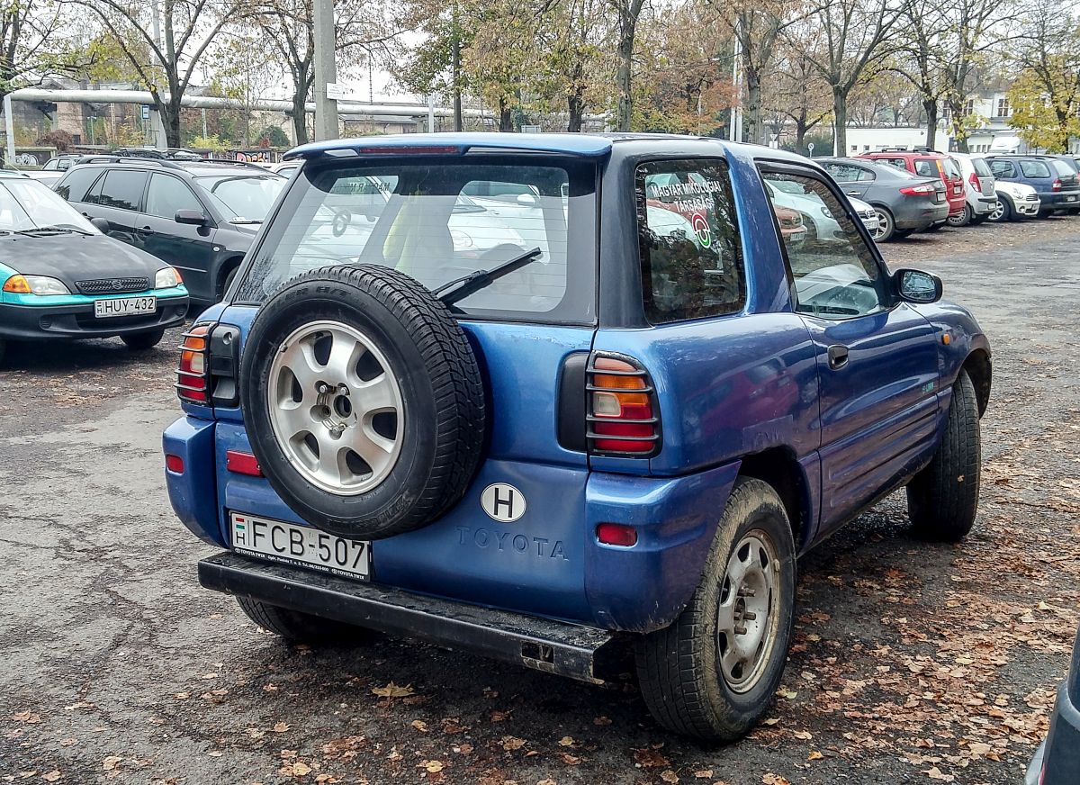 Rückansicht: Toyota RAV 4 (bright blue) in ziemlich schönem Zustand. Foto: 11.2020.