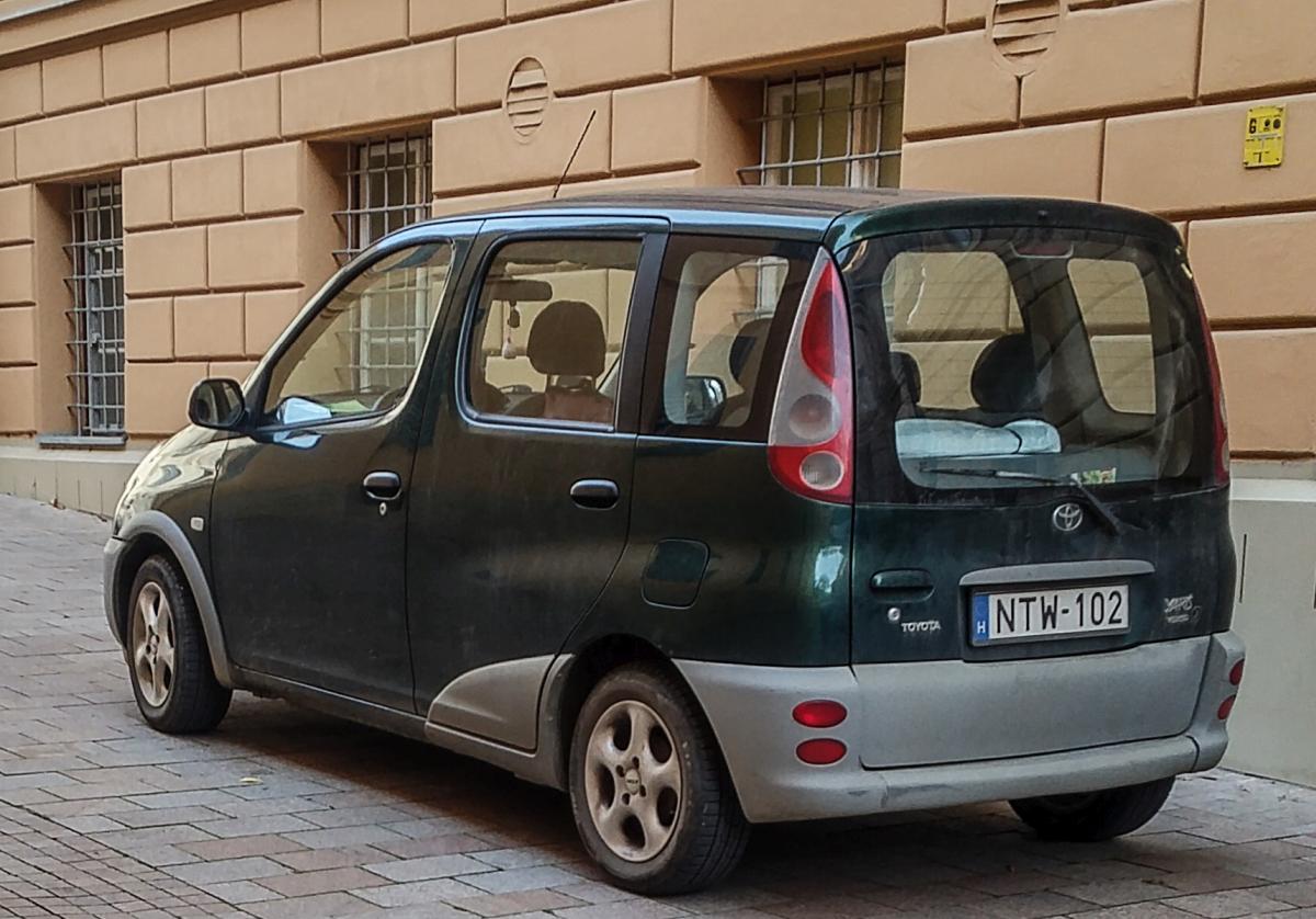 Rückansicht: Toyota Yaris Verso in grün. Foto: Oktober, 2019, Pécs, Ungarn.