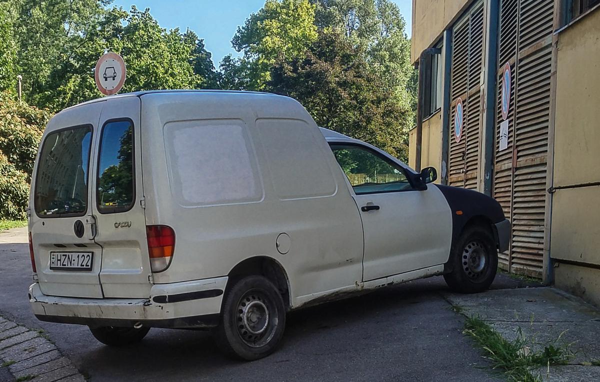 Rückansicht: VW Caddy, fotografiert in August, 2019 (Pécs - Ungarn).