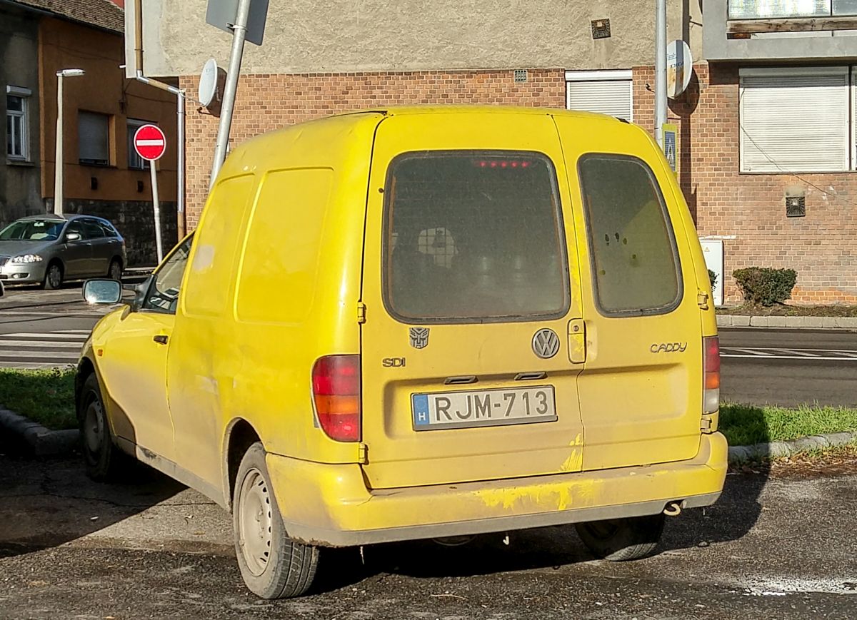 Rückansicht: VW Caddy vermutlich in der Farbe  Ginster Yellow . Foto: Dezember 2020