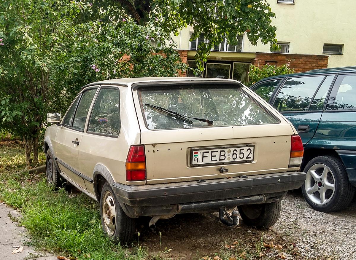Rückansicht: VW Polo Mk2 Coupé, gesehen in Pécs (HU), August 2019.