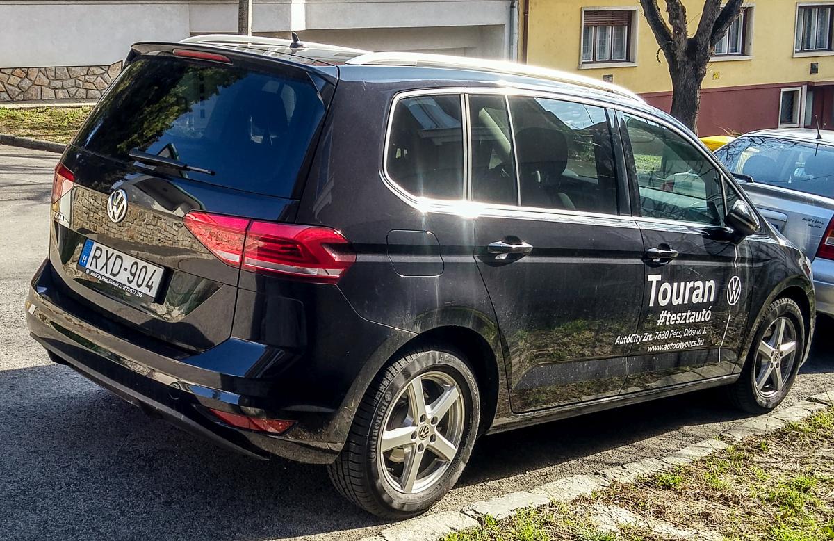 Rückansicht: VW Touran gesehen in März, 2020.