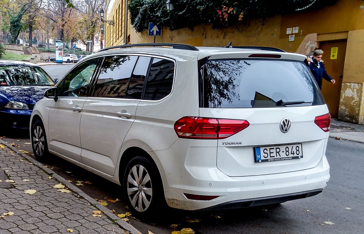Rückansicht: VW Touran Mk2 in November 2020.