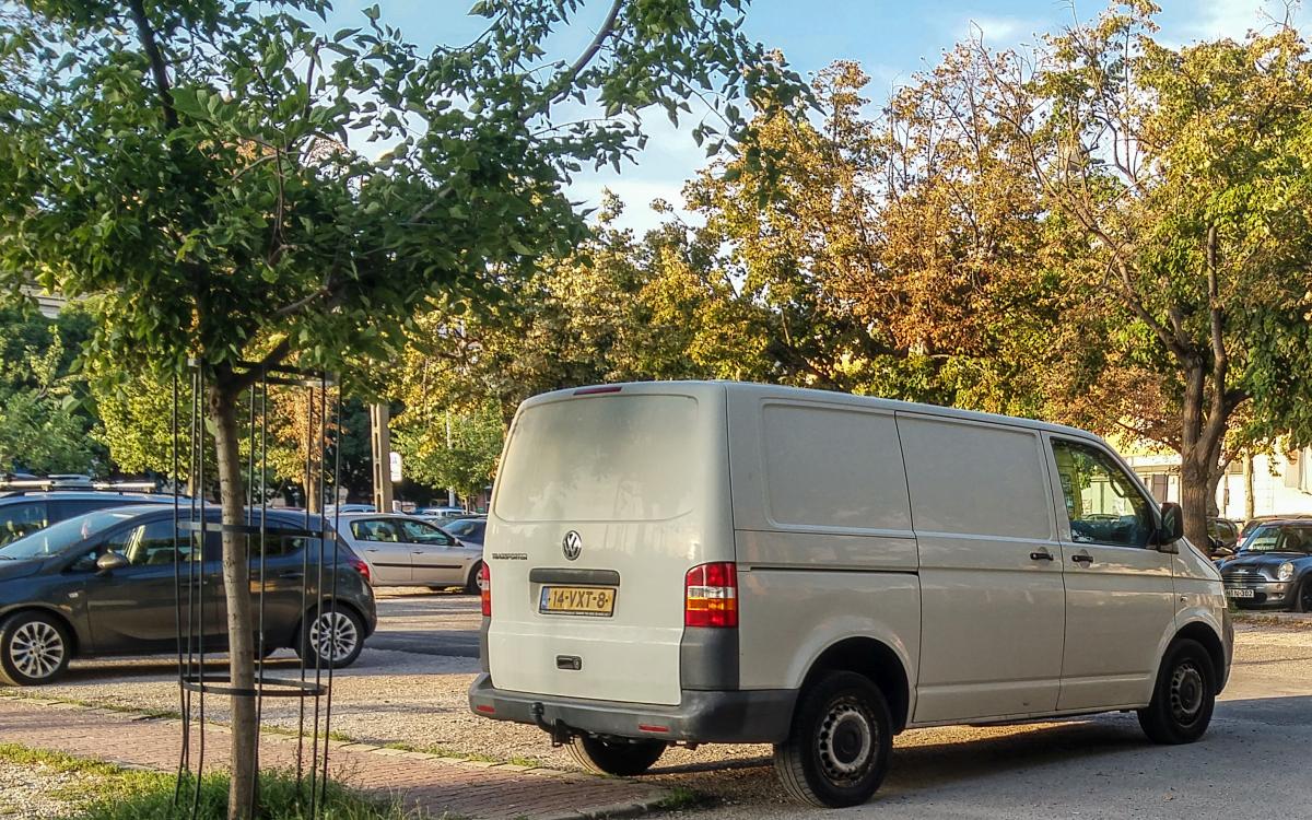 Rückansicht: VW Transporter T5, gesehen in Pécs (HU), 2019 (Sommer).