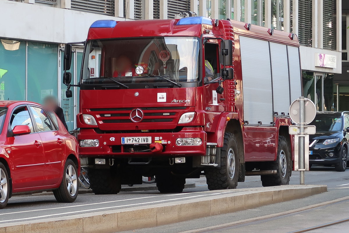 Rüstwagen der Innsbrucker Verkehrsbetriebe Mercedes-Benz Atego, Wagen Nr. 742, zum Einsatz bei Störungen im Straßenbahverkehr, in der Ing.-Etzel-Straße in Innsbruck. Aufgenommen 13.6.2017.