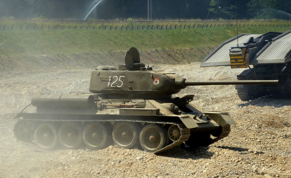 Russischer Kampfpanzer T34 bei Vorführungen zum 6.Int.Militärfahrzeug-Treffen im Schweizerischen Militärmuseum Full, 04.07.2015