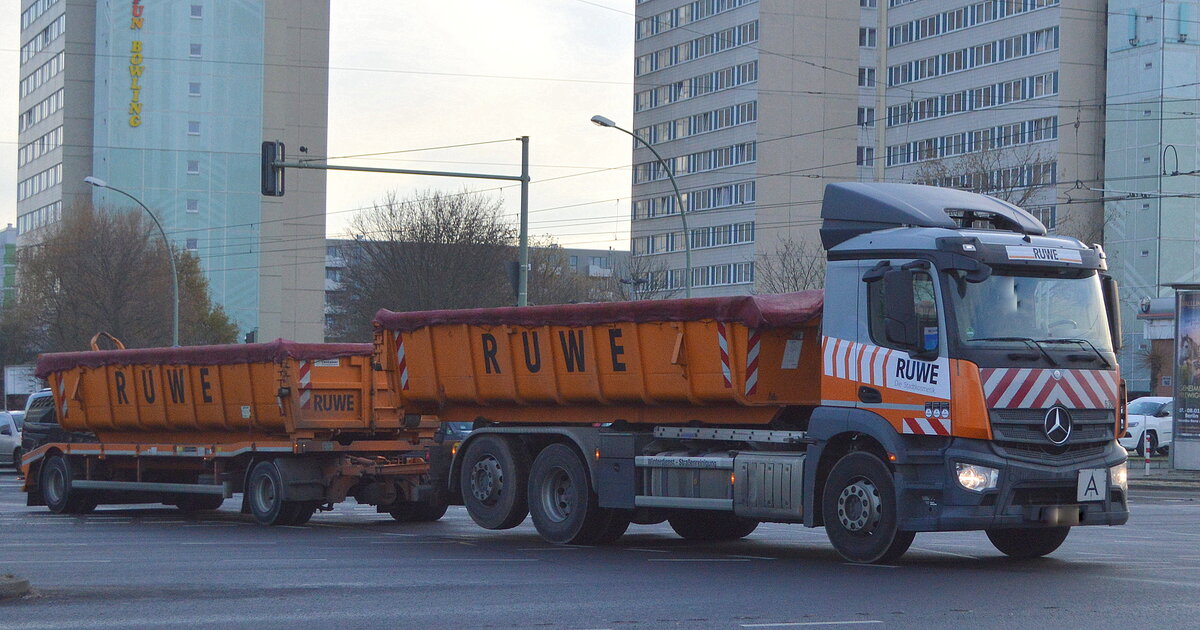 RUWE GmbH (Straßenreinigung, Winterdienst u.a.) aus Berlin mit einem MB ACTROS Abrollkipper + Hänger am 23.11.22 Berlin Marzahn.