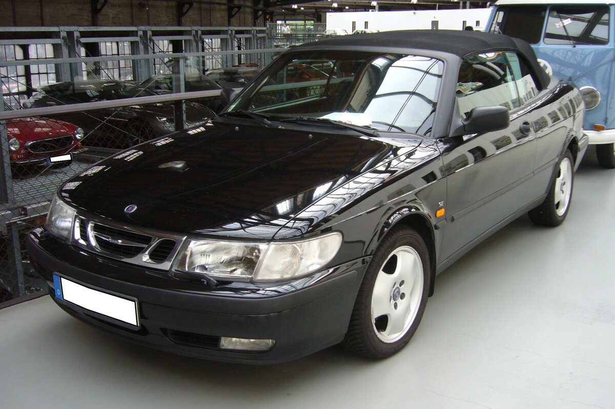 Saab 9-3 2.0 SE Turbo Cabriolet von 1998. Der Saab 9-3 kam im Jahr 1998 als Nachfolgemodell des Saab 900 auf den Markt. Er war als fünftürige Schräghecklimousine, dreitüriges Kombicoupe und als zweitüriges Cabriolet (Foto) lieferbar. Das hier gezeigte Cabriolet wurde 1998 erstmalig zugelassen. Motorisiert ist es mit einem Vierzylinderreihenmotor mit einem Hubraum von 1985 cm³. Durch eine Turboaufladung leistet dieser Motor 185 PS. Classic Remise Düsseldorf am 20.09.2023.