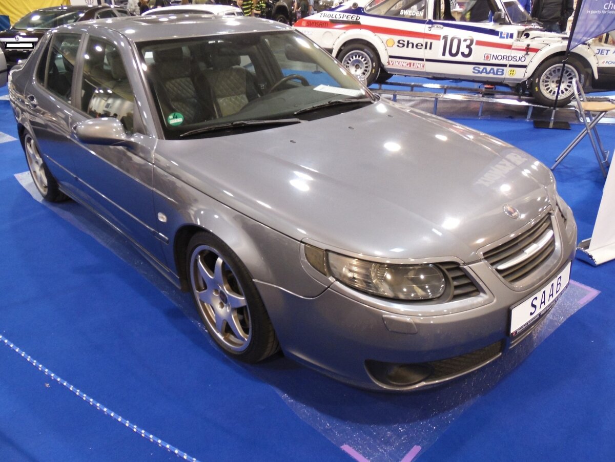 Saab 9-5 Aero der ersten Baureihe. Die Baureihe 9-5 kam im August 1997 als Stufenhecklimousine auf den Markt. Zwei Jahre später erweiterte ein Kombimodell die Produktpalette. Die Ausstattungsvariante Aero war das Toppmodell dieser Baureihe. Das Modell war mit etlichen Benzin- und Dieselmotoren lieferbar. Der Vierzylinderreihenmotor des gezeigten 9-5 hat einen Hubraum von 2290 cm³ und leistet mittels Turboaufladung 230 PS. Diese Motorleistung reicht für eine Höchstgeschwindigkeit von 240 km/h aus. Essen Motor Show am 28.11.2025.