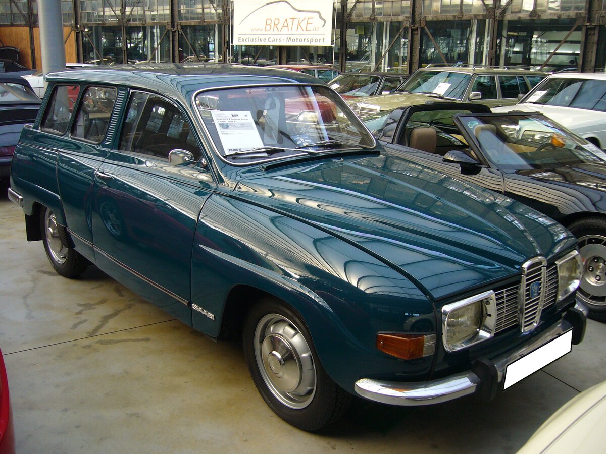 Saab 95, gebaut von 1960 bis 1980. Der 95´er war die Kombivariante der bekannteren Saab 96 Limousine. Der abgelichtete 95 wurde 1973 gebaut und war somit das Modell mit der sogenannten  Langnase  als Kühlergrill. Anfänglich hatte der Saab 95 und 96 einen Dreizylinderreihenzweitaktmotor. Ab dem Modelljahr 1966 wurden die Wagen dann mit einem V4-Motor aus dem Hause von Ford/Köln ausgerüstet. 1978 wurde die Produktion im Stammwerk Trollhättan eingestellt und für die letzten zwei Produktionsjahre ins finnische Zweigwerk Uusikaupunki (heißt wirklich so!) verlegt. Es wurden 110.527 Autos vom Typ 95 gebaut. Classic Remise Düsseldorf am 28.09.2021.