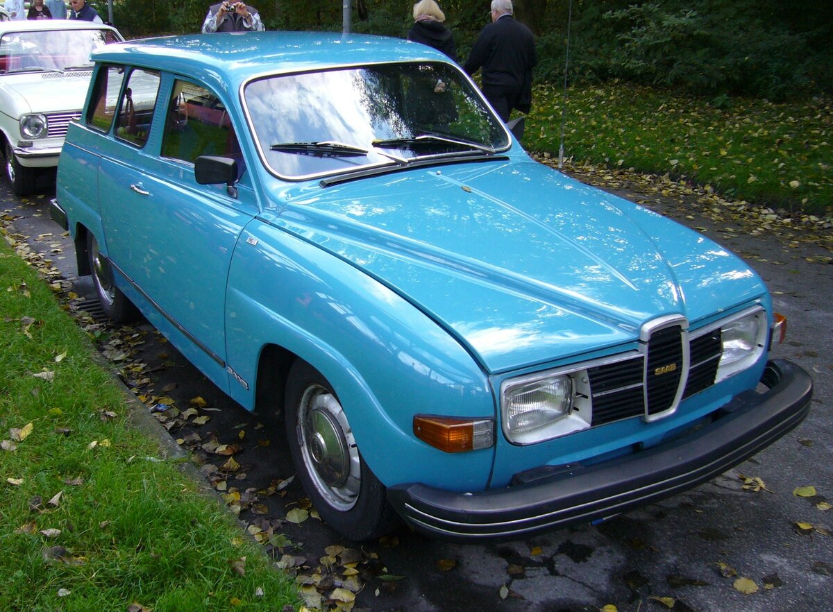 Saab 95, gebaut in den Jahren von 1960 bis 1980. Der 95´er war die Kombivariante des Saab 96. Der abgelichtete 95 wurde 1979 gebaut und war somit das Modell mit der sogenannten  Langnase  als Kühlergrill. Anfänglich hatte das Modell einen wassergekühlten Dreizylinderreihenzweitaktmotor. Ab dem Modelljahr 1966 wurden die Wagen dann mit einem V4-Motor aus dem Hause von Ford/Köln ausgerüstet. 1978 wurde die Produktion im schwedischen Stammwerk Trollhättan eingestellt und für die letzten zwei Produktionsjahre ins finnische Zweigwerk Uusikaupunki (heißt wirklich so!) verlegt. Es wurden 110.527 95´er gebaut. Oldtimertreffen auf Kokerei Zollverein vor einigen Jahren.