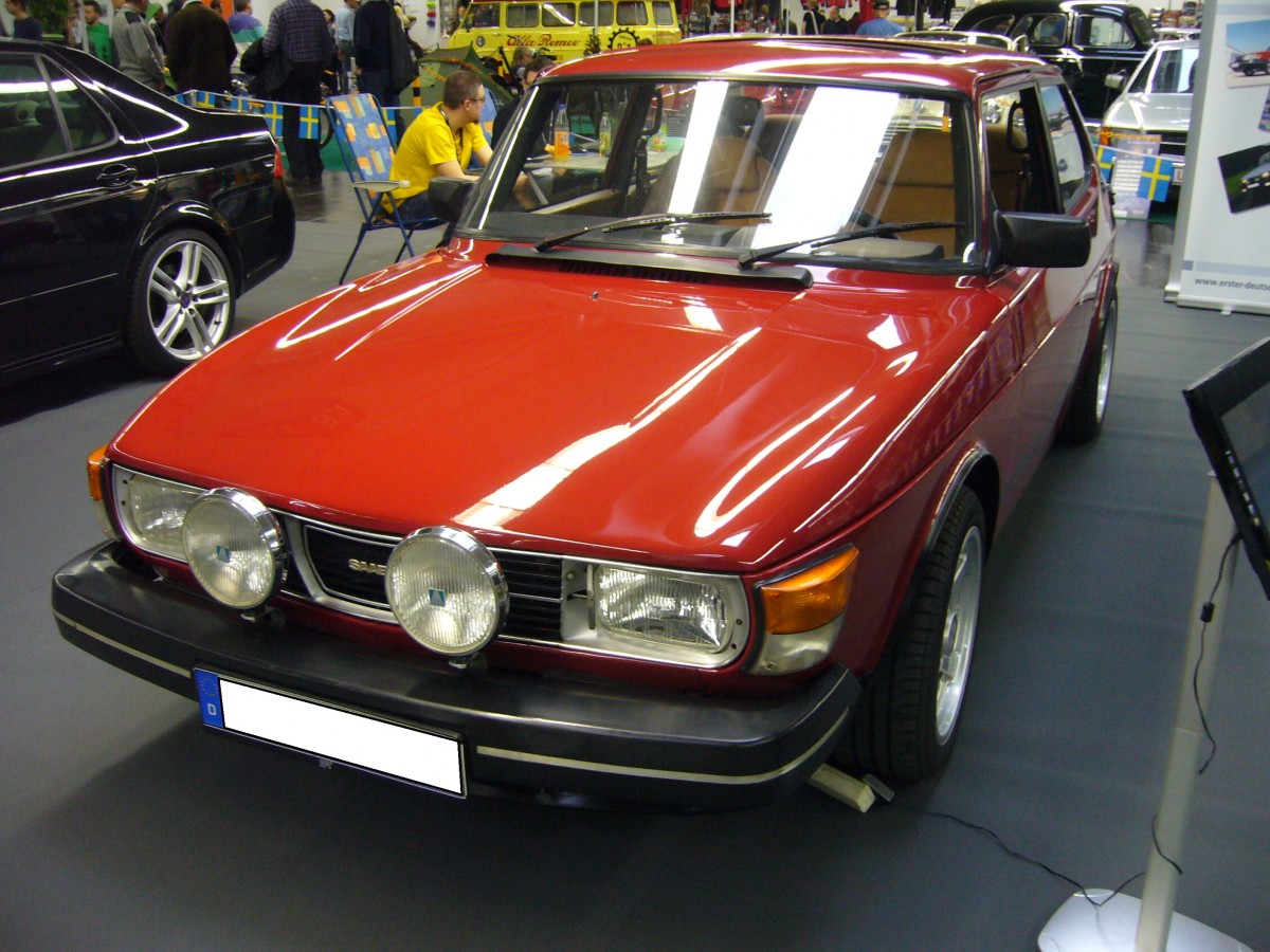Saab 99GL. 1968 - 1984. Während seiner 17-jährigen Produktionszeit erhielt der Saab 99 etliche Fcelifts und technische Modernisierungen. Hier wurde ein spätes Modell abgelichtet. Essen Motor Show am 01.12.2015.