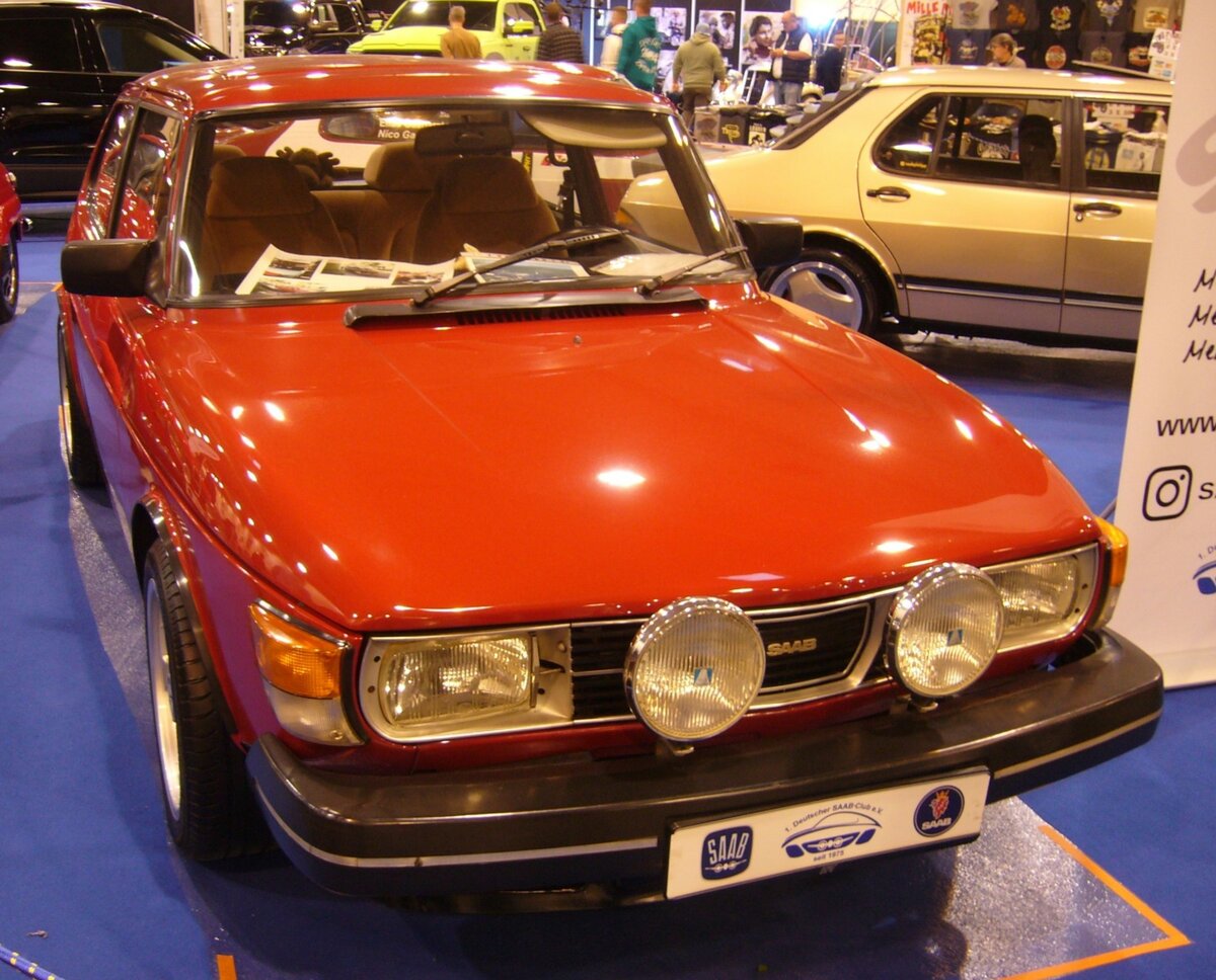 Saab 99GL aus dem letzten Modelljahr 1984. Das Urmodell des Saab 99 wurde im November 1967 in Stockholm vorgestellt und ab dem Frühjahr 1968 ausgeliefert. Im Laufe seiner 17-jährigen Produktionszeit gab es etliche optische und technische Änderungen bzw. Verbesserungen. Motorisiert ist der gezeigte Wagen mit einem Vierzylinderreihenmotor, der aus einem Hubraum von 1985 cm³ 100 PS leistet. Die Höchstgeschwindigkeit gab das Werk mit 160 km/h an. Zum Ende der Produktionszeit, war ein solcher Saab 99GL für knapp DM 20.000,00 zu haben. Essen Motorshow am 06.12.2023.