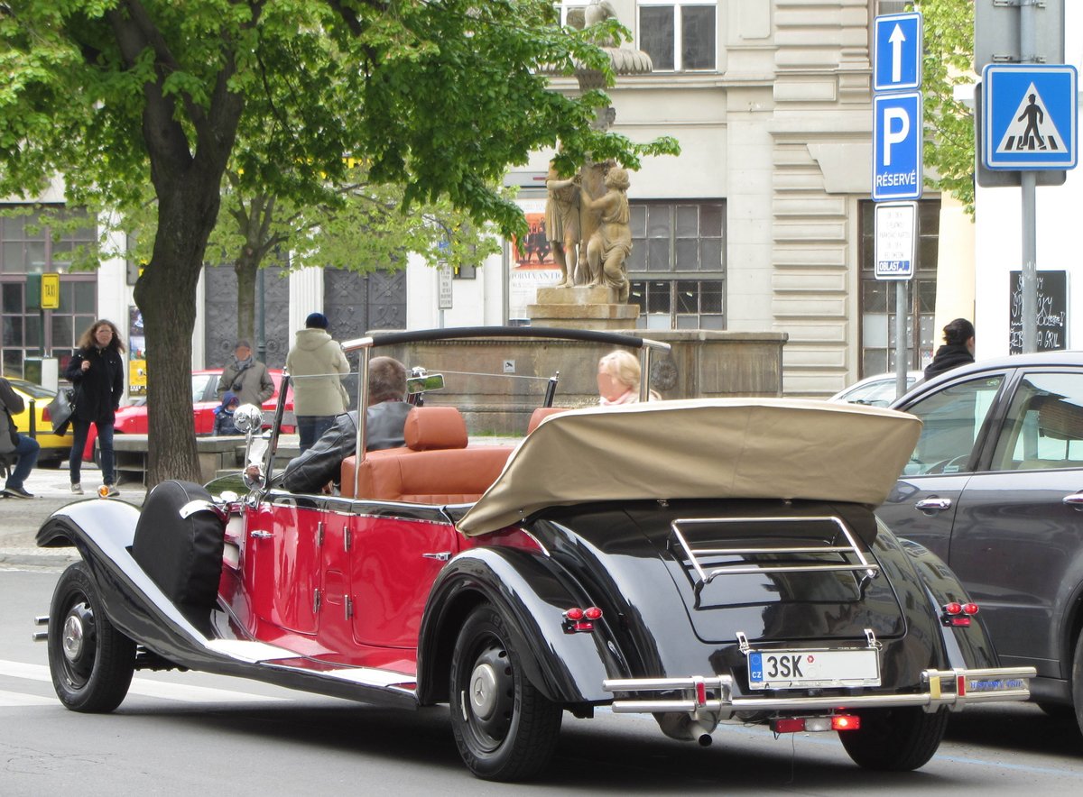 Sadtrundfahrt-Auto (Mercedes-Benz 770) in Oldtimer-look in Prag am 21.04.2017