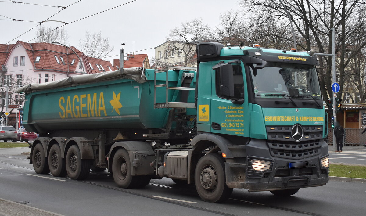 SaGeMa Kompostierungs GmbH aus Berlin mit einem Sattelkipper mit MB AROCS Zugmaschine am 24.01.23 Berlin Karlshorst.