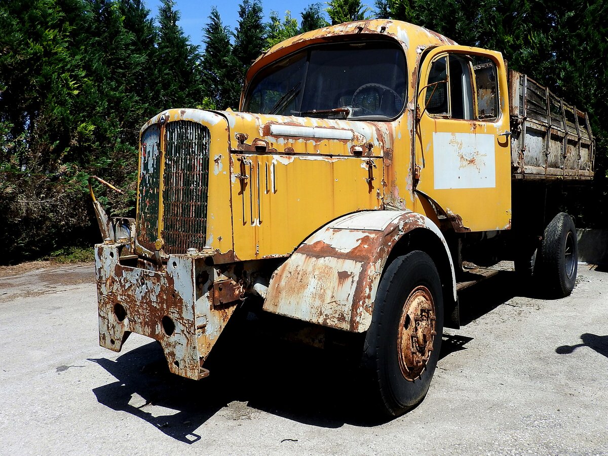 SAURER-Diesel wurde nach Erreichen seiner Dienstzeit, auf einem Parkplatz hinterstellt; 220618