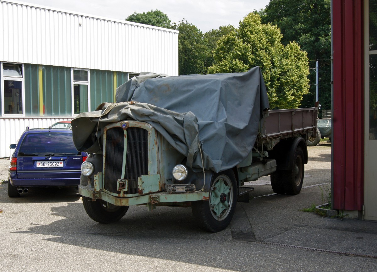SAURER: Dieser Saurer-Kipper Typ S4C wurde nach der Schliessung der Borregard ehemals Cellulose Fabrik Attisholz AG von einer mechanischen Werkstätte für Landmaschinen übernommen. Die Aufnahme der Ankunft in Riedholz (mit eigener Kraft!) ist am 23. März 2007 entstanden. Im Jahre 2011 wurde dieser Oldtimer an einen Sammler zur Aufarbeitung veräussert.   
Foto: Walter Ruetsch 