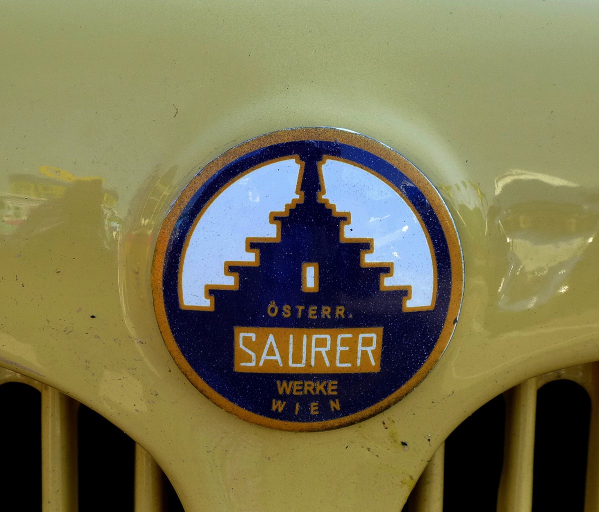 Saurer, Khleremblem der sterreichischen Saurer-Werke in Wien an einem Oldtimer-reisebus, Mai 2014