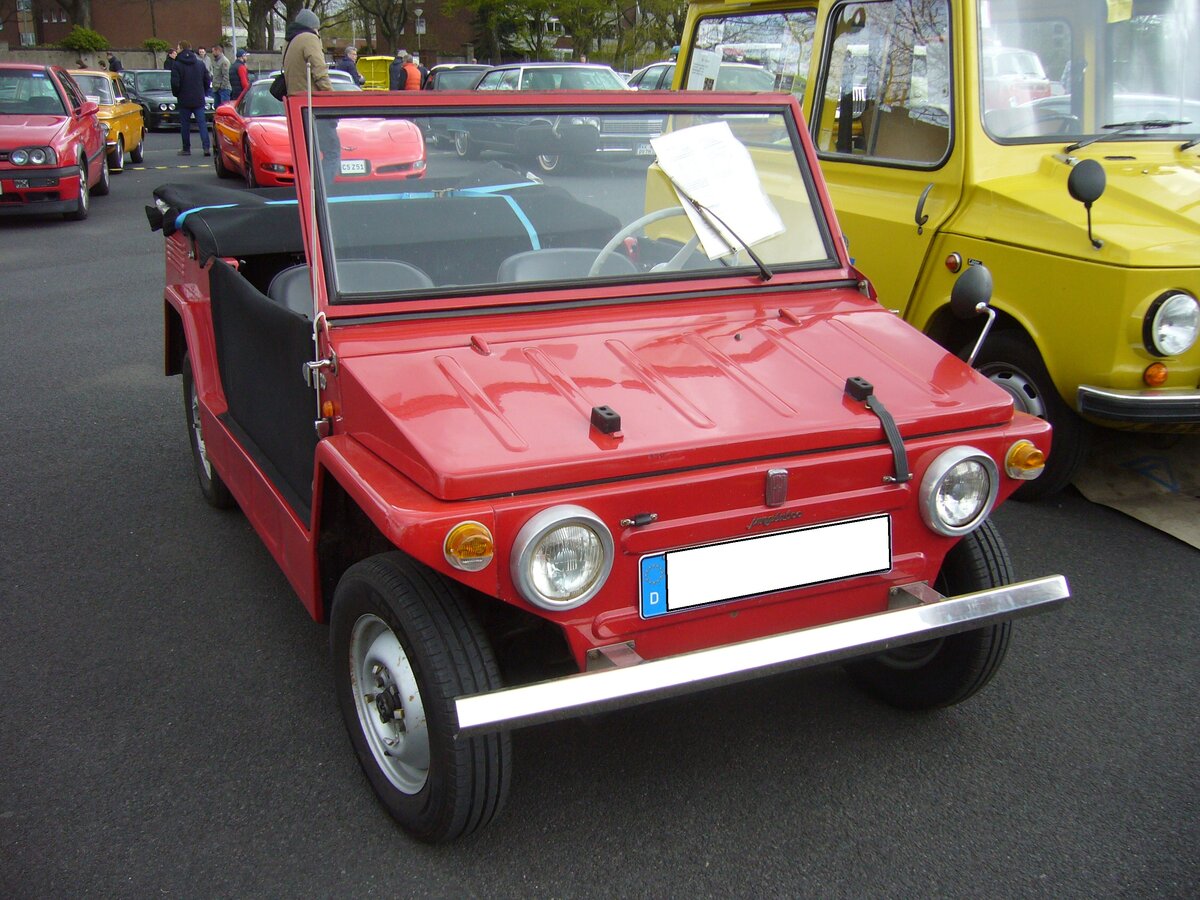 Savio Jungla 600. Der Savio Jungla 600 ist ein Fiat-Modell, dass bei der Carrozzeria Savio/Turin zwischen 1965 und 1974 montiert wurde. Das Fahrzeug basierte auf dem Chassis des Fiat 600D. Abgesehen vom Heckantrieb, ist der  Jungla  ähnlich konzipiert wie der Citroen Mehari oder der Mini Moke. Die Konstruktion des Autos ist spartanisch. Der Wagen hat eine offene Stahlblechkarosserie mit herunterklappbarer Frontscheibe. Ein Stoffdach und Stofftüren mit Seitenfenstern aus Kunststoff waren gegen Aufpreis lieferbar.
Der Antrieb und die Mechanik stammten, wie schon oben angedeutet, durchgängig vom Fiat 600D. Der im Heck verbaute, wassergekühlte Vierzylinderreihenmotor dieses späten Modelles, stammt vom jugoslawischen Zastava, hat einen Hubraum von 767 cm³ und leistet 32 PS. Der Wagen war in erster Linie für den Arbeitseinsatz und nicht als Spaßauto konzipiert. Zahlreiche Fahrzeuge wurden beispielsweise von der italienischen Polizei und von der Forstverwaltung eingesetzt. Insgesamt wurden ca. 3200 Fahrzeuge hergestellt. Oldtimertreffen an Mo´s Bikertreff in Krefeld am 10.04.2022.