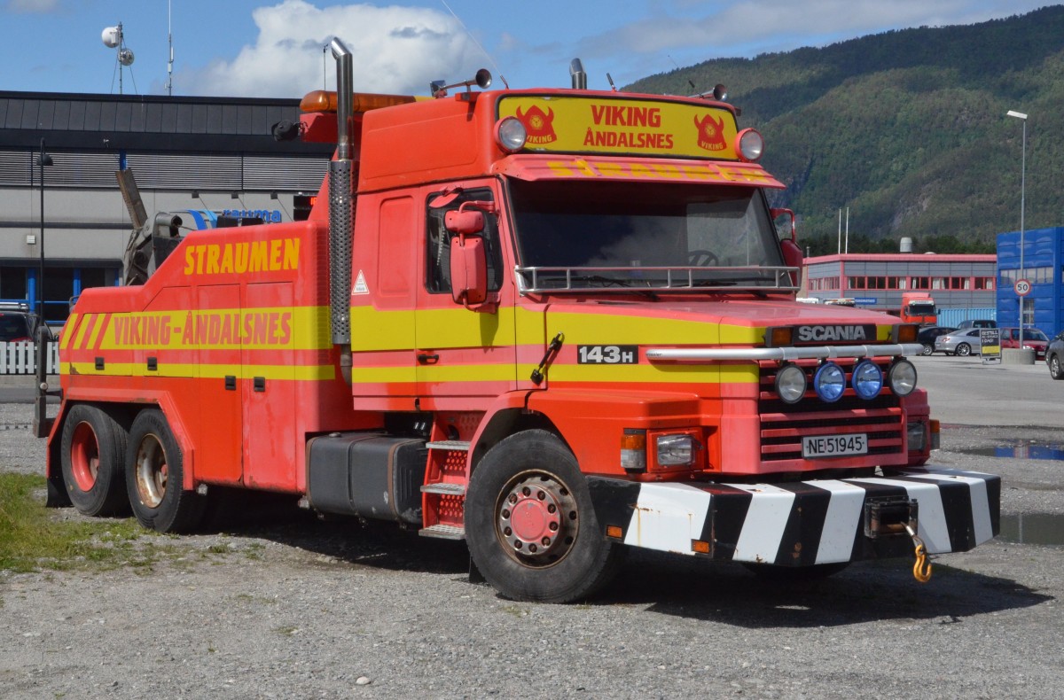 Scania  143H ein für Schwertransport- Abschleppfahrzeug.  Am 24.06.2014 in Andalsnes /Norwegen angesehen.