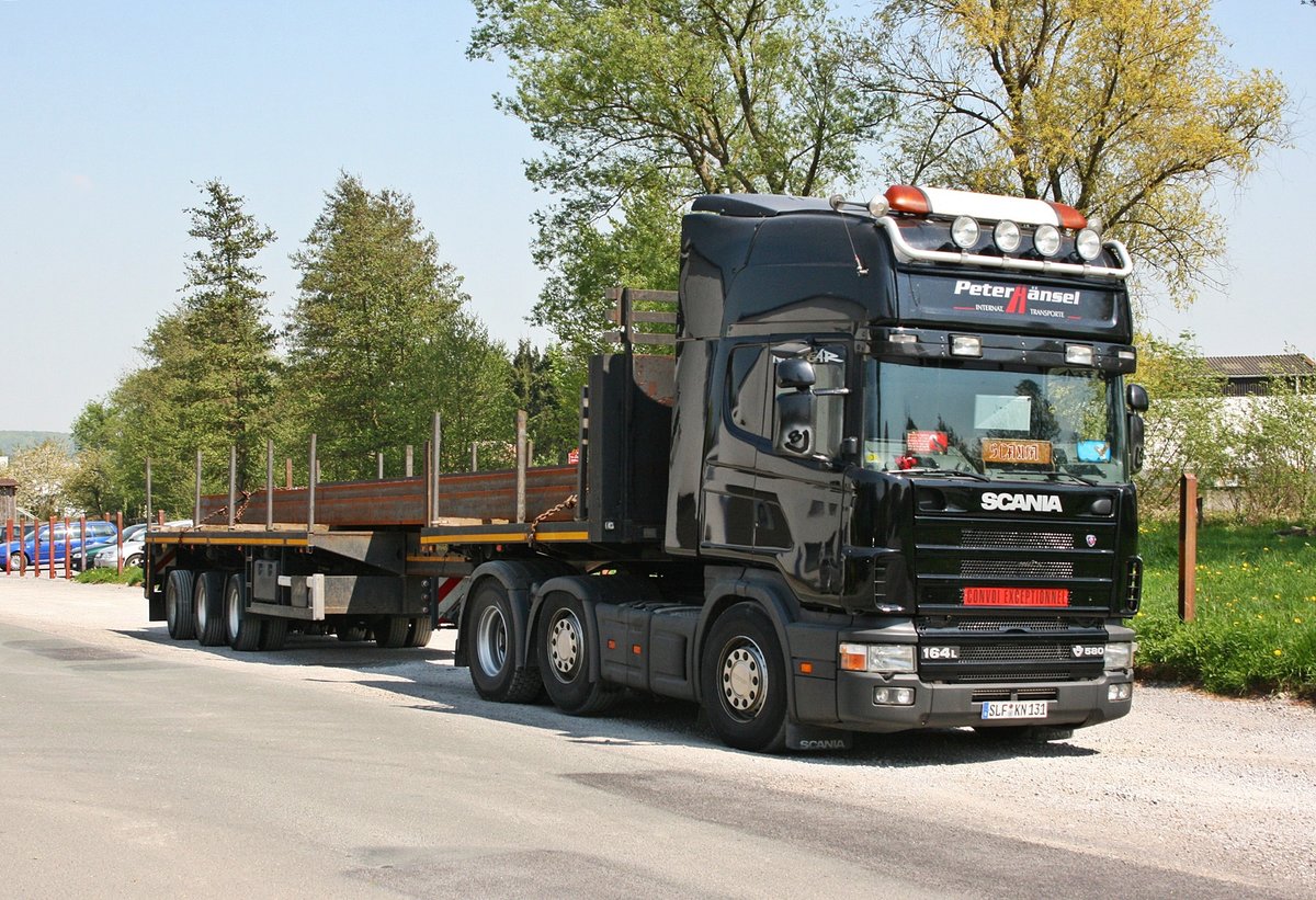 Scania 164L 580 V8 Topline 6x2/4 mit Klappstufe unterwegs für Peterhänsel Transporte im Industriegebiet von Volkmarsen. 24.04.2009