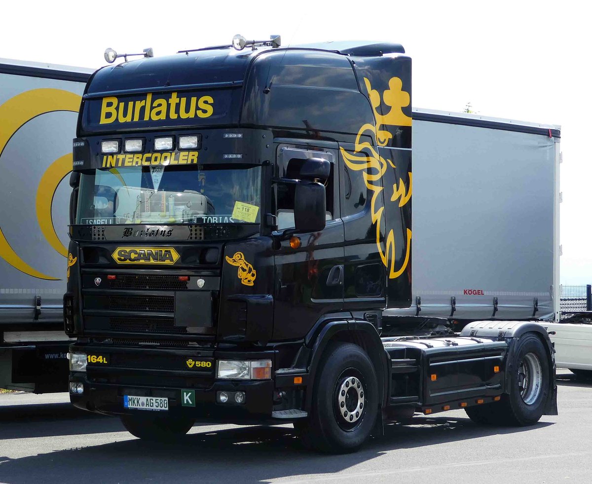 =Scania 580 von BURLATUS steht beim Country-, Trucker- und Streetfoodfestival Fulda im Juli 2017