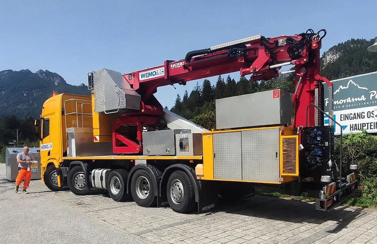 =Scania als Transporter von Br�ckenuntersichtger�t der Firma WEMO aus Eichenzell. Vorher war das Fahrzeug eingesetzt bei einer Br�ckenbegutachtung im Ortskern von Berchtesgaden im August 2026