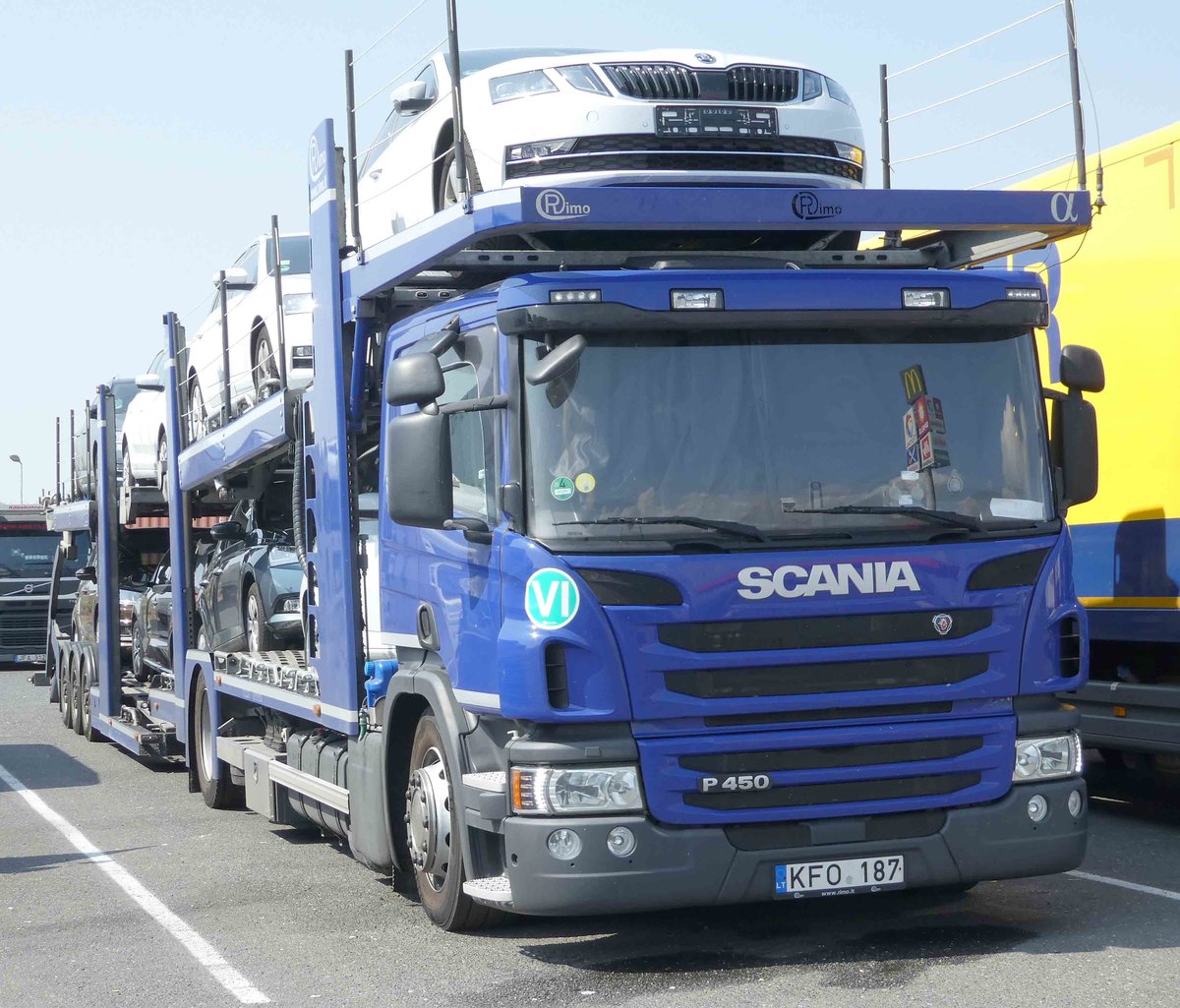 =Scania-Autotransporter P 450 steht auf einem Rastplatz an der A 45, 8-2019
