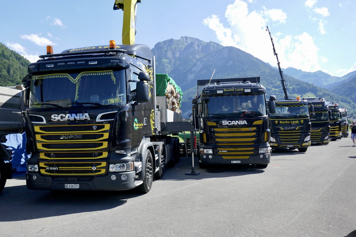 Scania und DAF mit Abrollcontainer von Buchs Lenk am 26.6.22 beim Trucker Festival Interlaken.