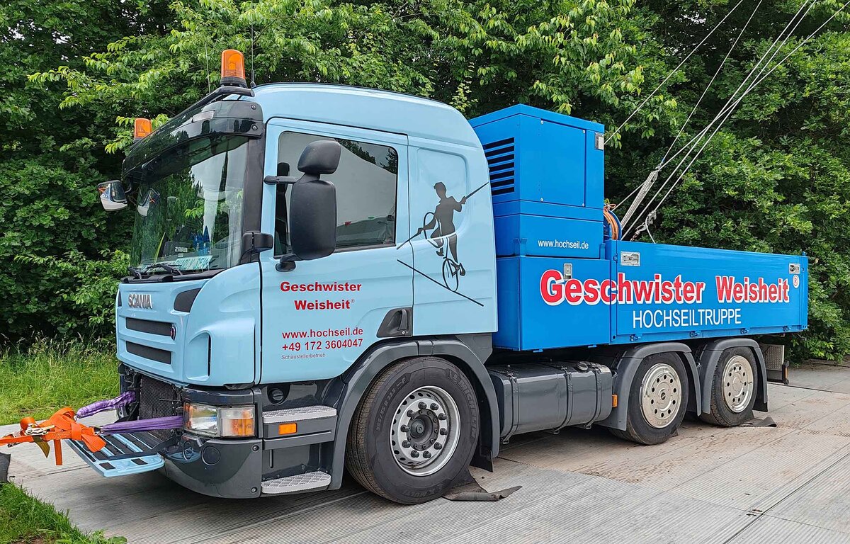 =Scania des Schaustellerbetriebes GESCHWISTER WEISHEIT aus Gotha, steht auf dem Ausstellungsgel�nde beim Hessentag in Fulda, 06-2026