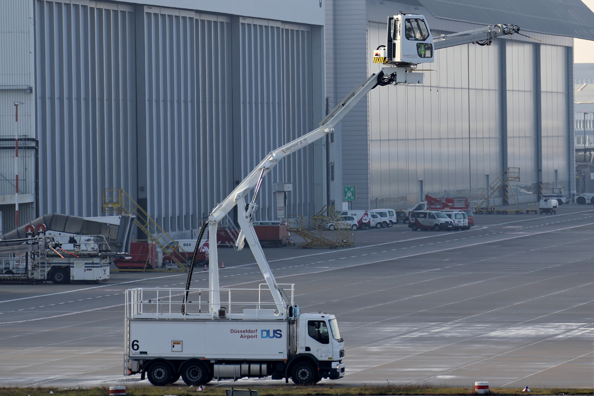 Scania Enteisungsfahrzeug 6 am Flughafen Düsseldorf 26.12.2014