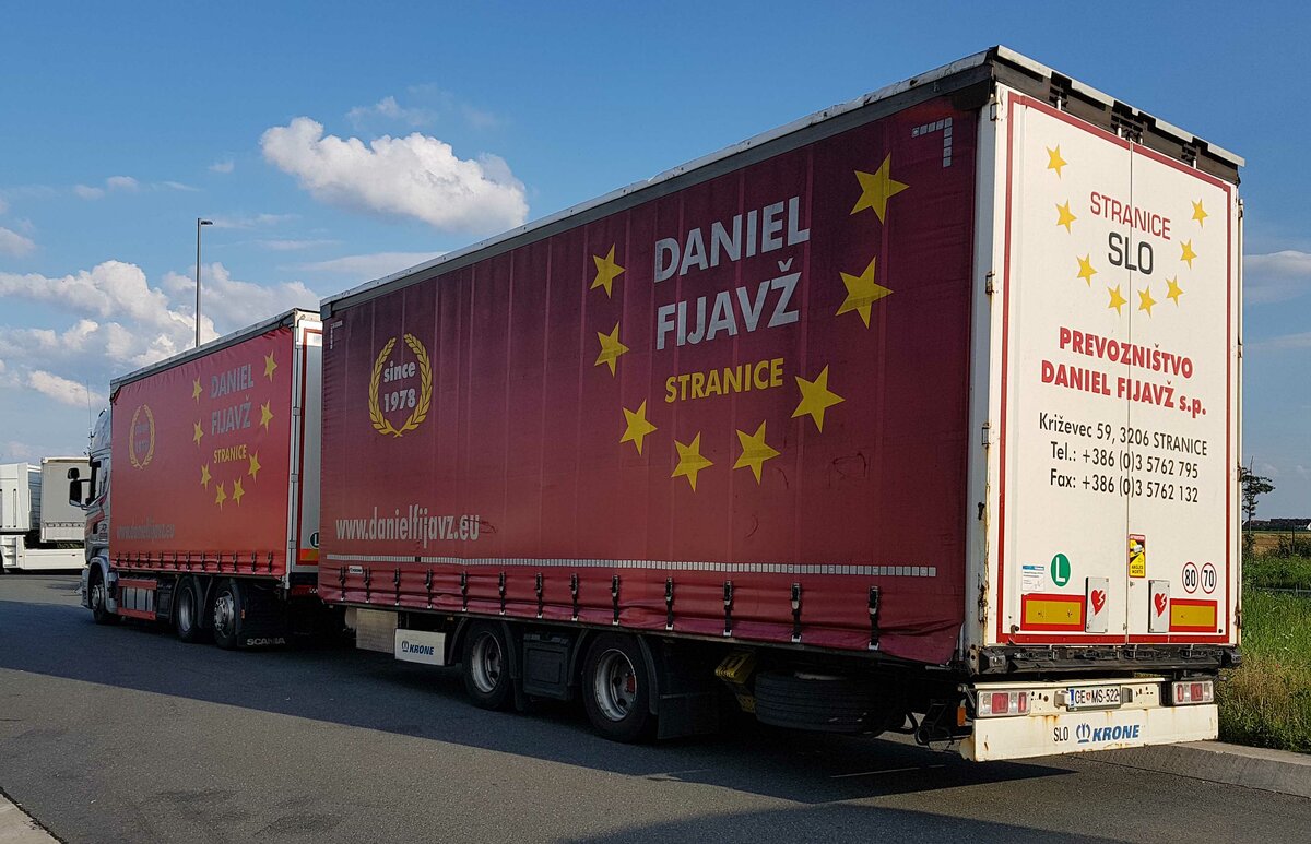 =Scania-Hängerzug der Spedition DANIEL FIJAVZ rastet an der A 3 im Juli 2021