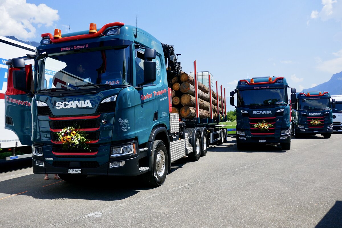 Scania Holztransporter und zwei weitere Scania von Gerber Transporte am 27.6.26 beim Trucker Festival in Interlaken.