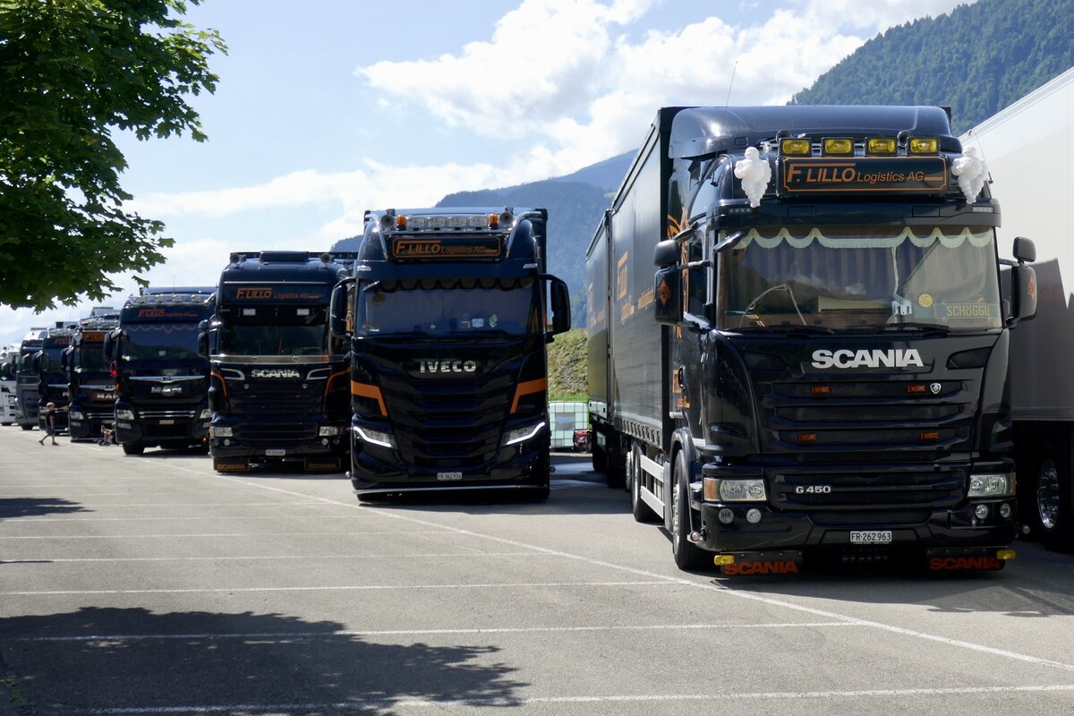 Scania, Iveco und MAN Hängerzüge von F. Lillo Logistics AG am 26.6.22 beim Trucker Festival Interlaken.