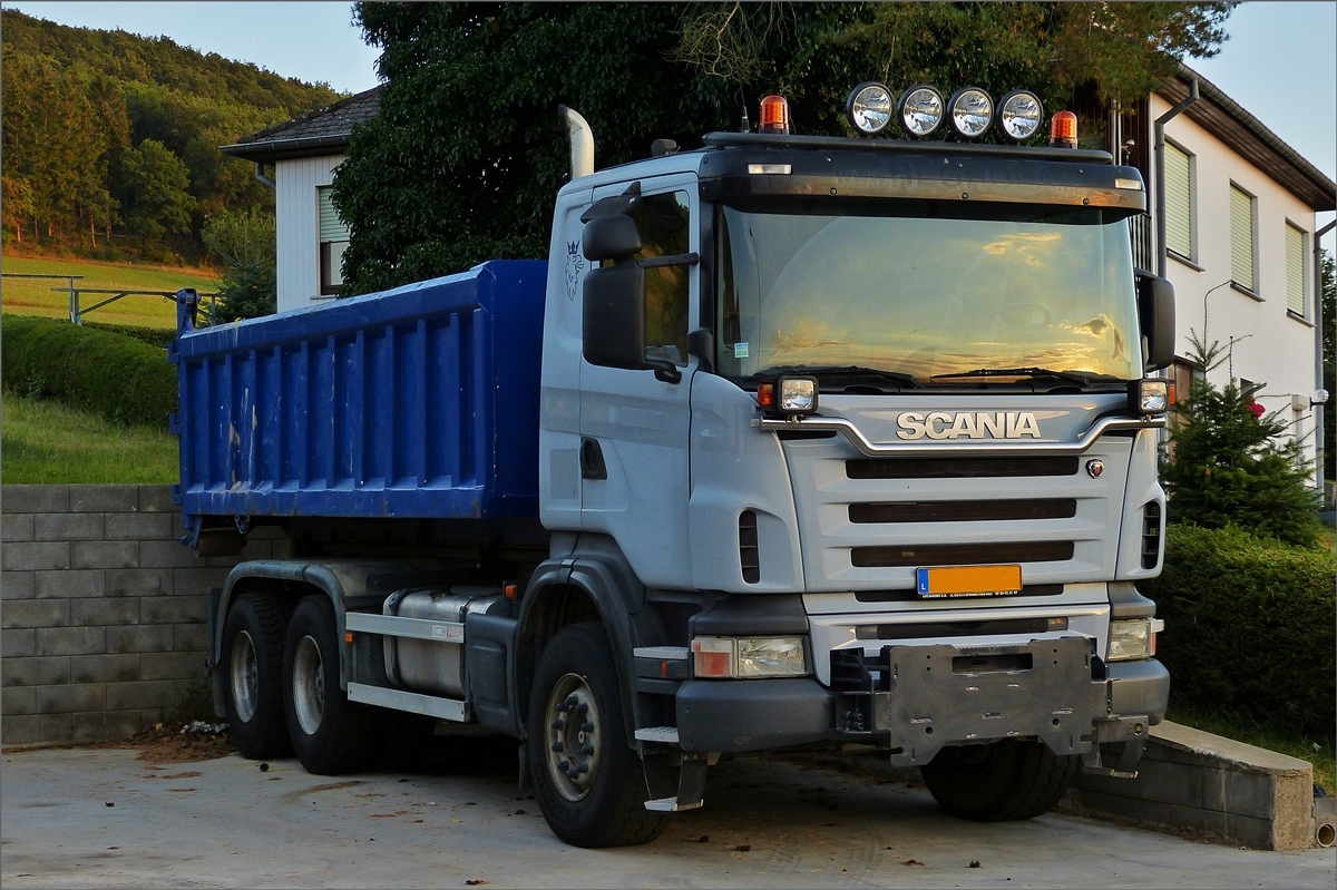 Scania Kipper steht neben der Straße abgestellt. 08.2020