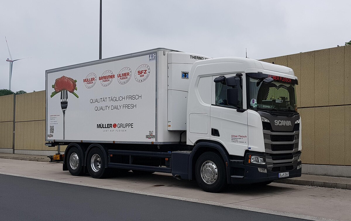 =Scania-Kühltransporter von ULMER FLEISCH pausiert auf der Rastanlage Grossenmoor im Juni 2021