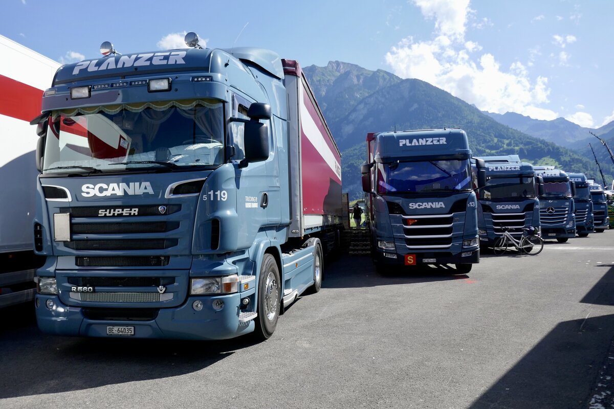 Scania und MB Sattelschlepper von Planzer am 26.6.22 beim Trucker Festival Interlaken.
