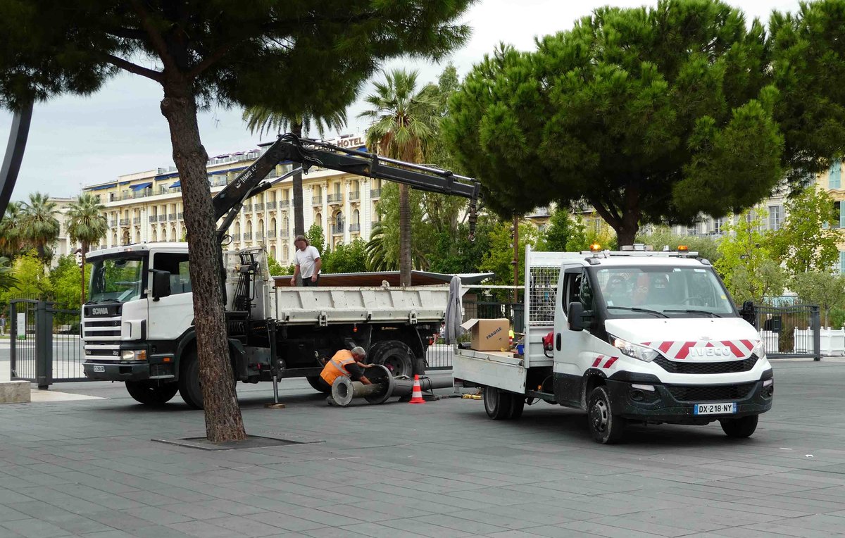 =Scania mit Ladekran und Iveco Daily-Transporter bei Bauarbeiten in Nizza, 09-2017