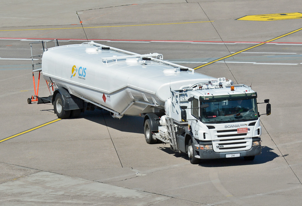 Scania P 230 Flugfeldtankwagen am Flughafen Köln/Bonn - 05.05.2016