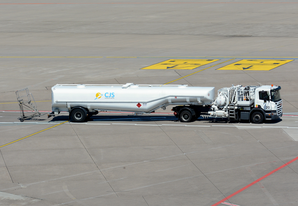 Scania P 230 Flugfeldtankwagen  CJS  am Flughafen Köln/Bonn - 05.05.2016