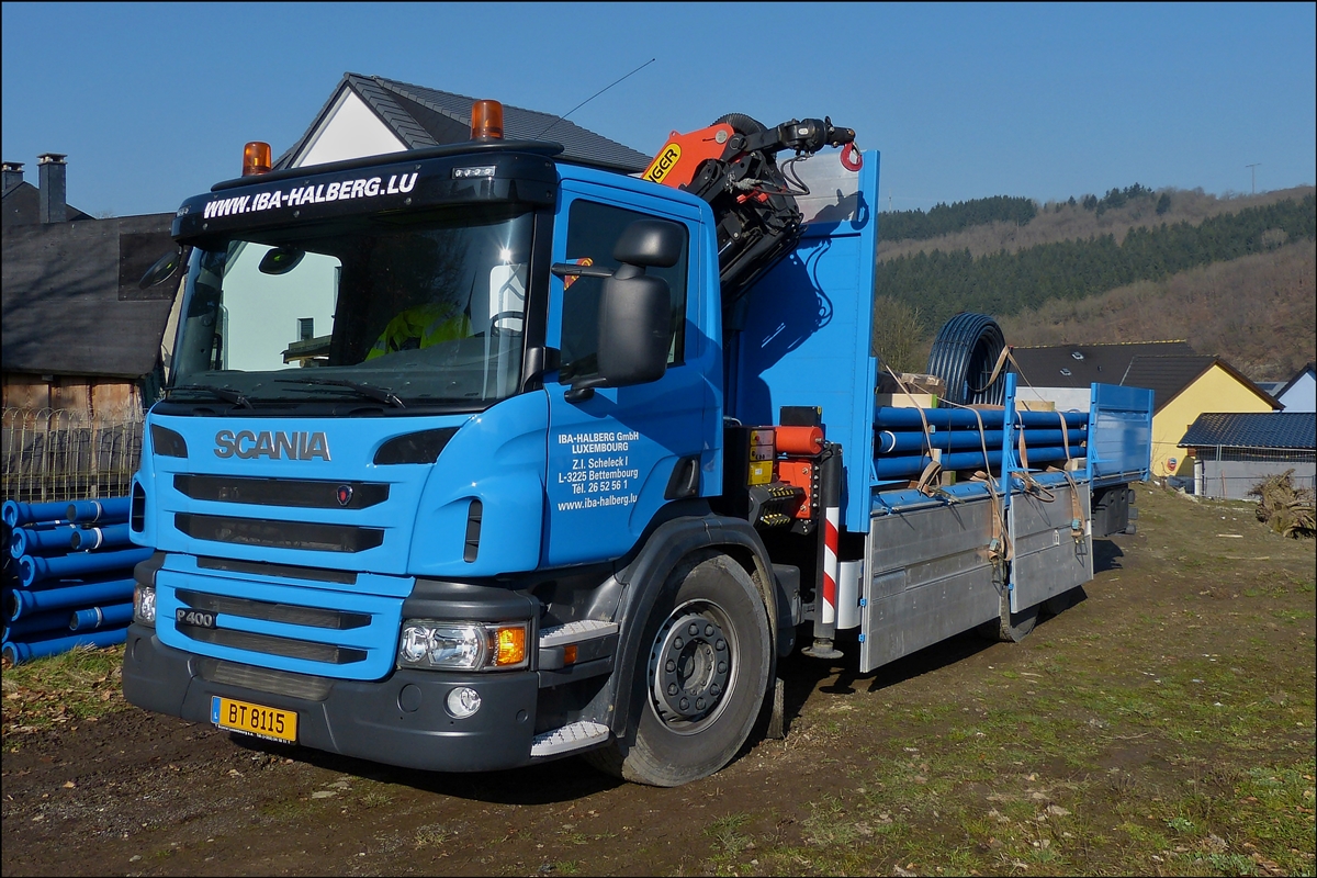 Scania P 400 liefert Material an einer baustelle an.  06.03.2014